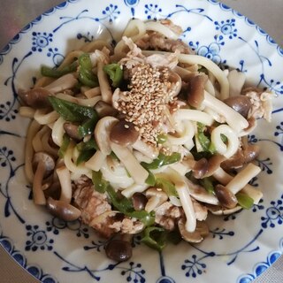 しめじとピーマンの中華風焼きうどん